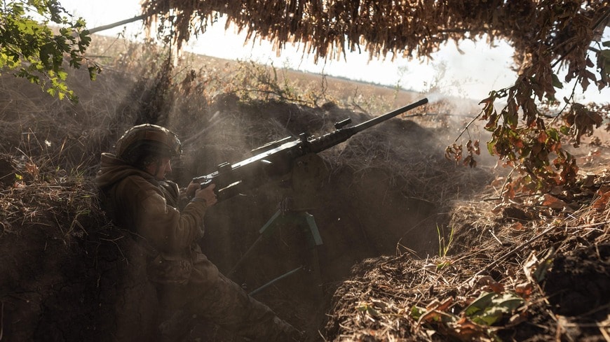 2024年8月15日、ロシア軍が飛ばしたドローンに対し銃撃を試みるウクライナ軍兵士（写真・Anadolu／GettyImages）