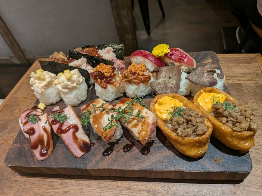 最初の8種類ミッション。これをクリアしないと食べ放題に進めない。写真は2人前（写真：筆者撮影）