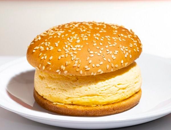 藤﨑氏考案の手作り厚焼きたまごバーガー（420円）。ふわふわの卵とバンズの自然な甘味をマヨネーズが引き立てて、シンプルながら思った以上に贅沢感のある一品（撮影：今井康一）