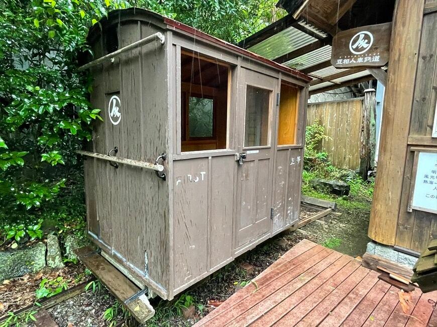 「離れの宿 星ヶ山」に再現・展示されている人車鉄道車両（筆者撮影）