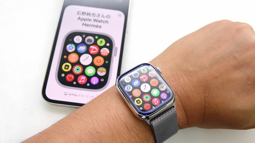 watchOS 9には、健康管理以外にもさまざまな新機能が追加されている。写真はApple Watchミラーリングを利用しているところ（筆者撮影）