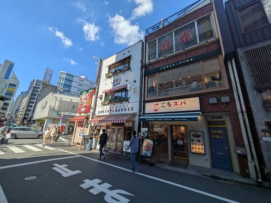 飲食店が立ち並ぶ通り、代々木駅とは目と鼻の先にある