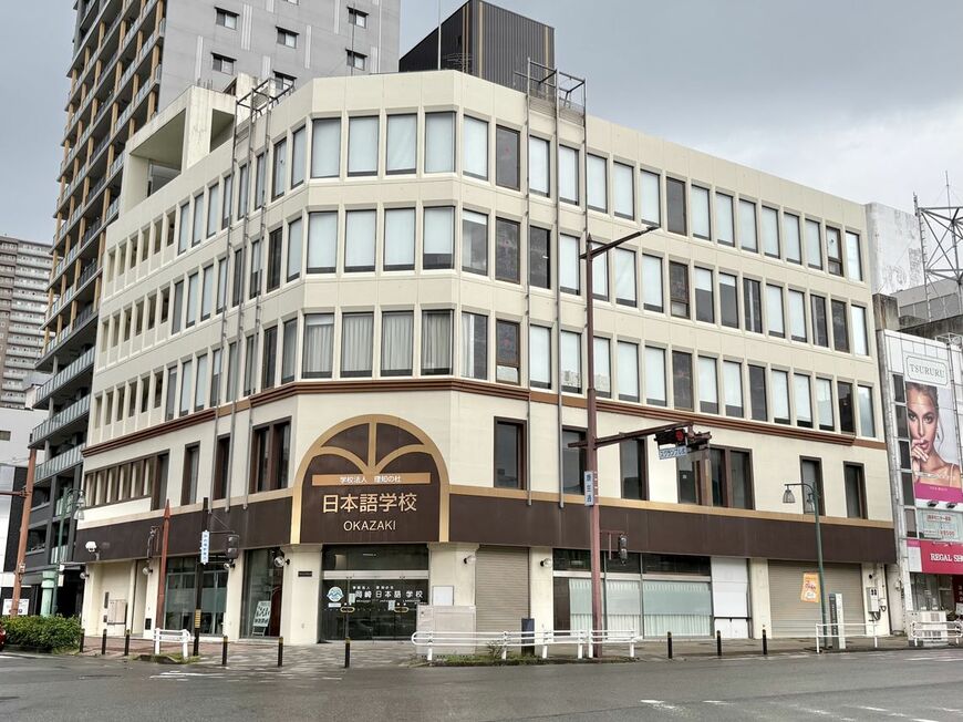 シビコの一棟として開業した新天地ビル。商業施設としての役割を終え、現在は日本語学校が入っている（写真：筆者撮影）