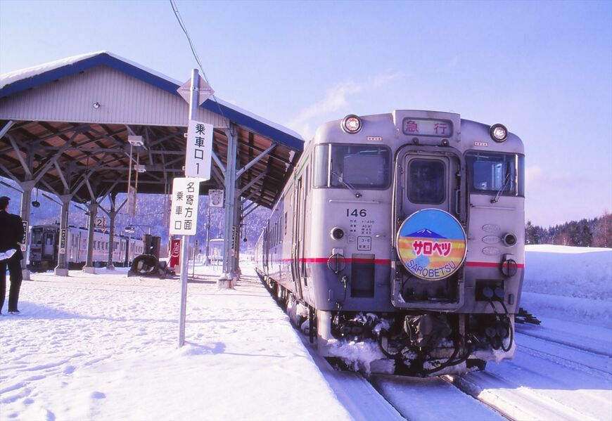 冬の音威子府駅と急行「サロベツ」（撮影：南正時）