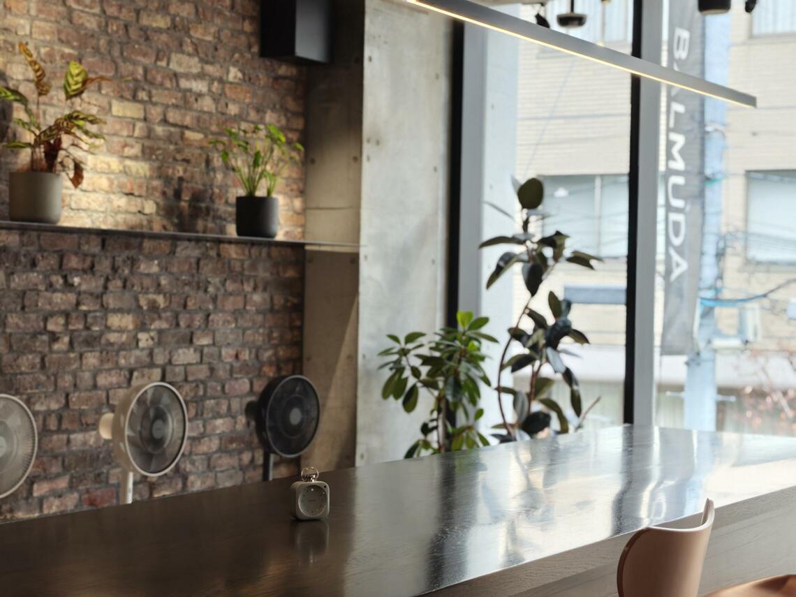 賛否の分かれた同製品の評価。ただ、スマートフォン普及で時計はもはや必要性のない道具。そんな中、時間の概念を見直させるオブジェとしての同製品に共感を示す人もそれなりにいるはずだ（写真：編集部撮影）