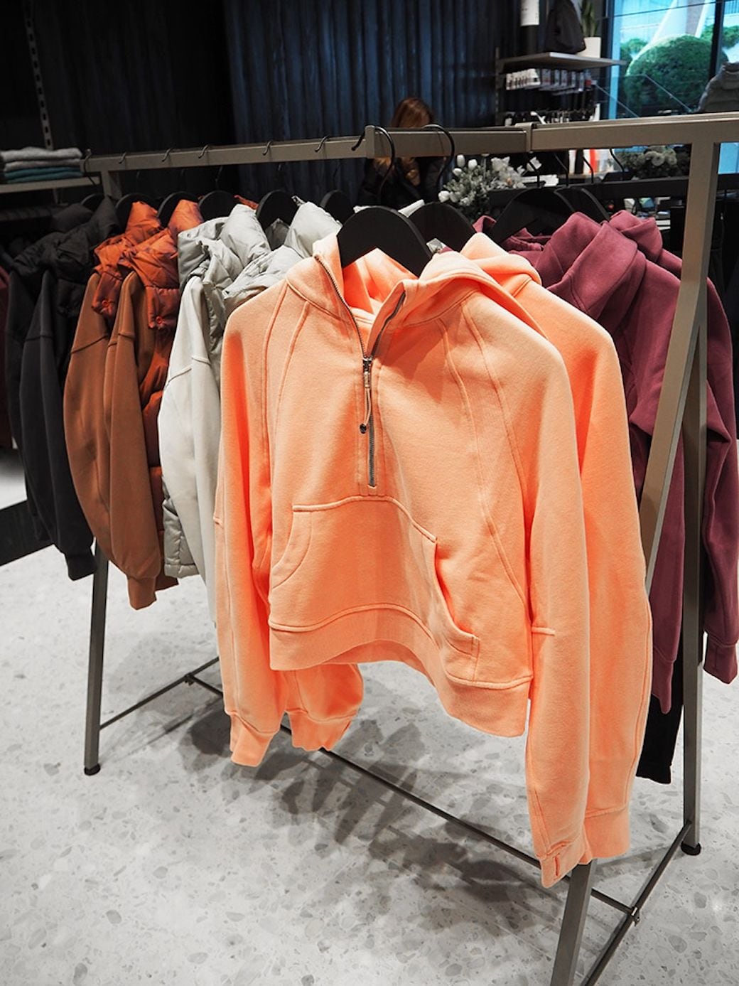 青山ストア限定アイテムのジップフーディ 14,800円（写真：Domani編集部）