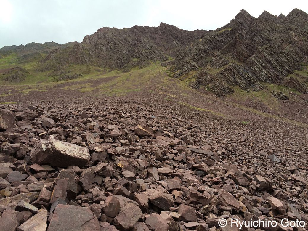 山の上のほうに砂利が見える（写真：筆者撮影）