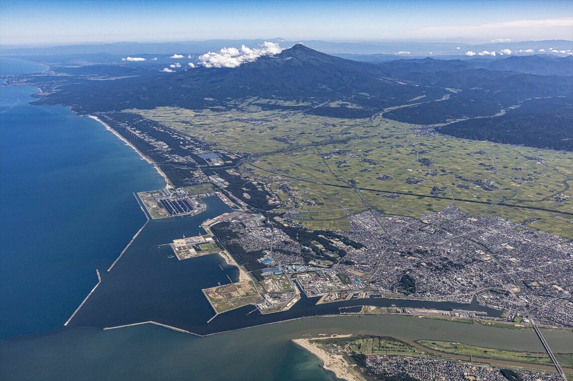 酒田港周辺の地形がよく分かる航空写真。鳥海山の麓に緑豊かな庄内平野が広がる（写真：山形県）