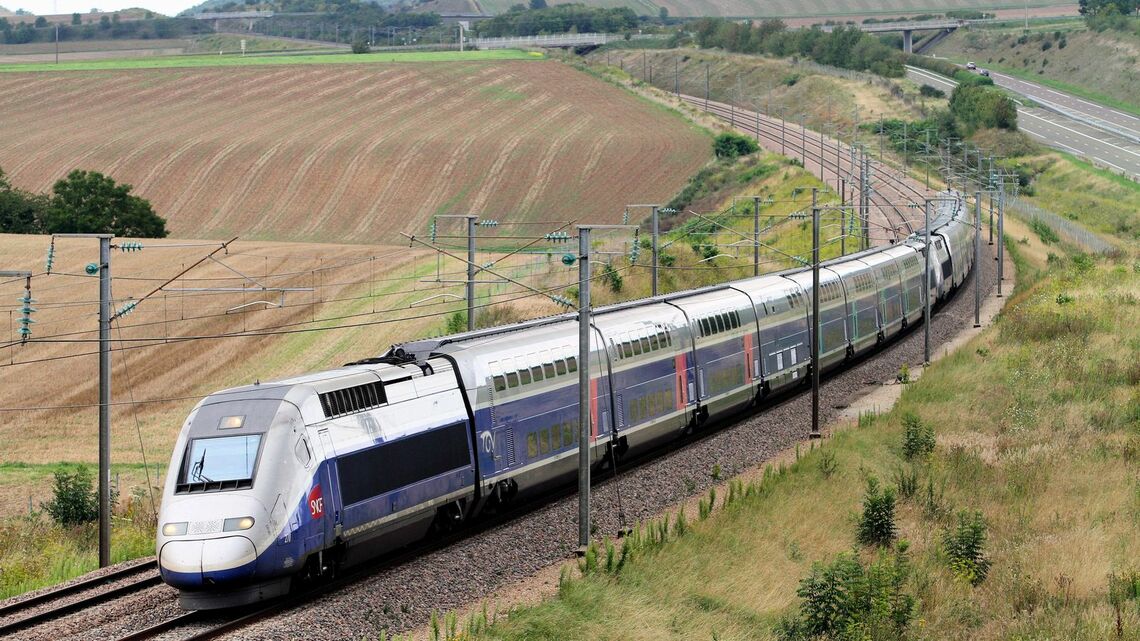 LGV南東線を走行するTGV。フランス国内は高速新線の開業により、在来線優等列車の多くが廃止された（撮影：橋爪智之）