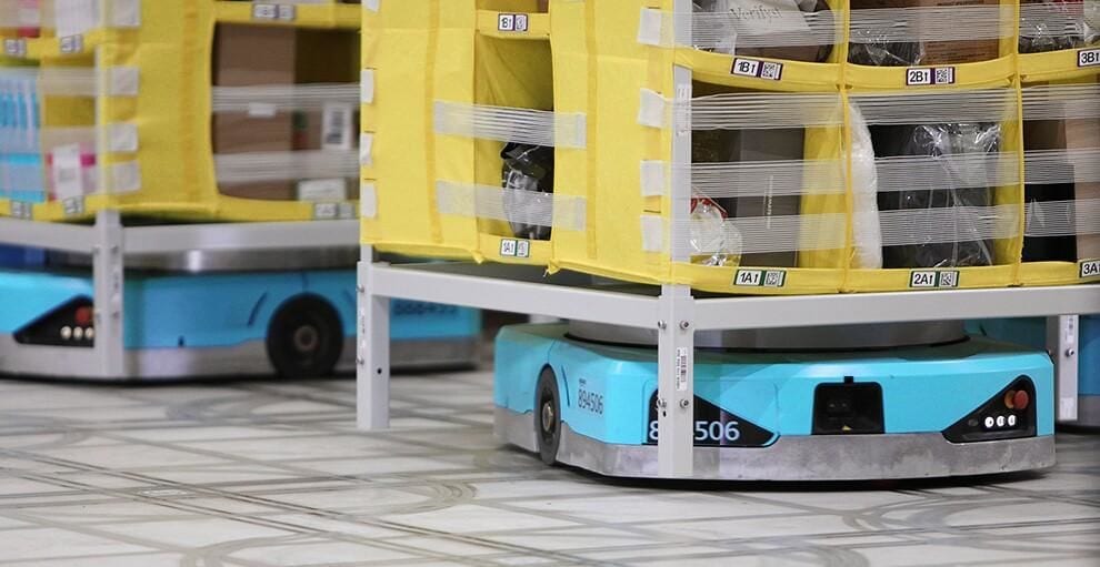 ドライブがポッドを持ち上げた状態で運搬する（写真：Amazon提供）