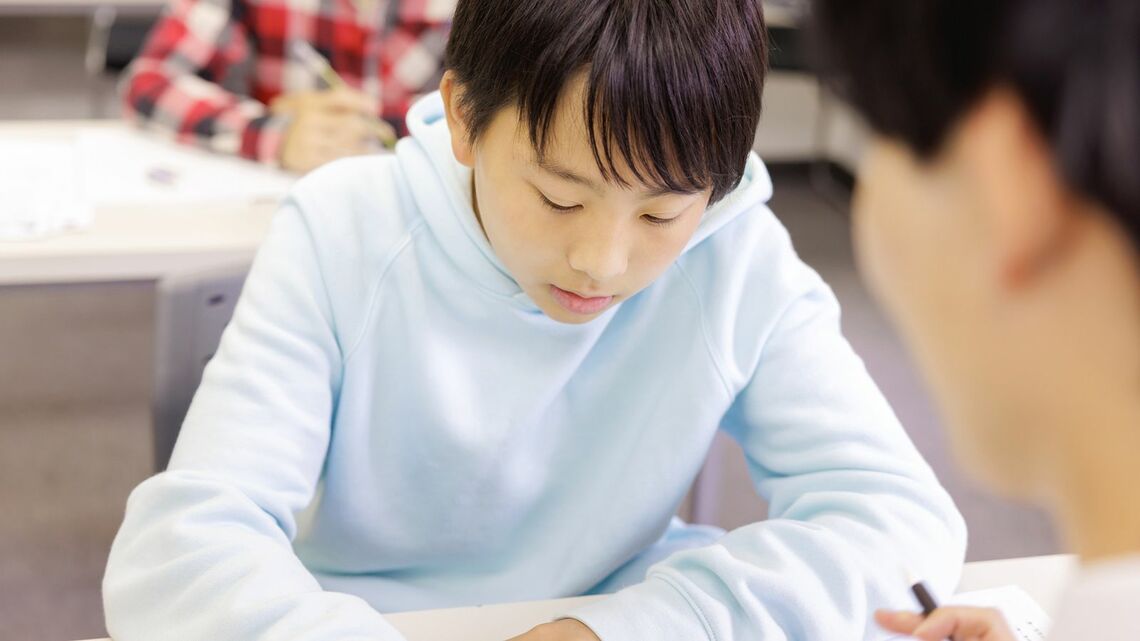 中学2年生のときの不登校経験をきっかけにフリースクールに通い、20年以上、不登校をテーマに取材執筆活動をつづけてきた不登校新聞編集長・石井志昂さんは「フリースクールに救われた」と言います(写真:ヤシの木/PIXTA)