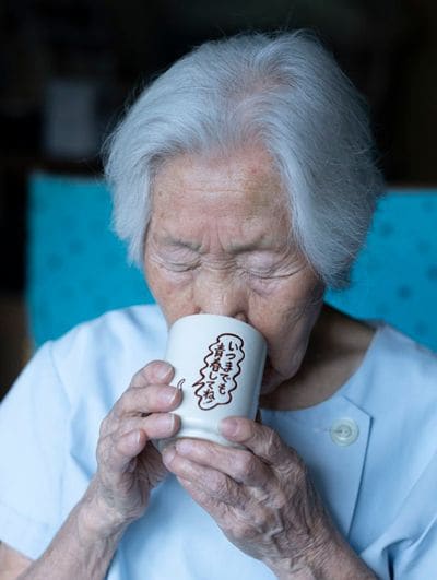 シツイさんの地元に住むファン（!?）からもらったお気に入りの湯呑み。お茶の時間はささやかな楽しみの時間。108歳、青春はまだまだ続く（撮影：栗栖誠紀）