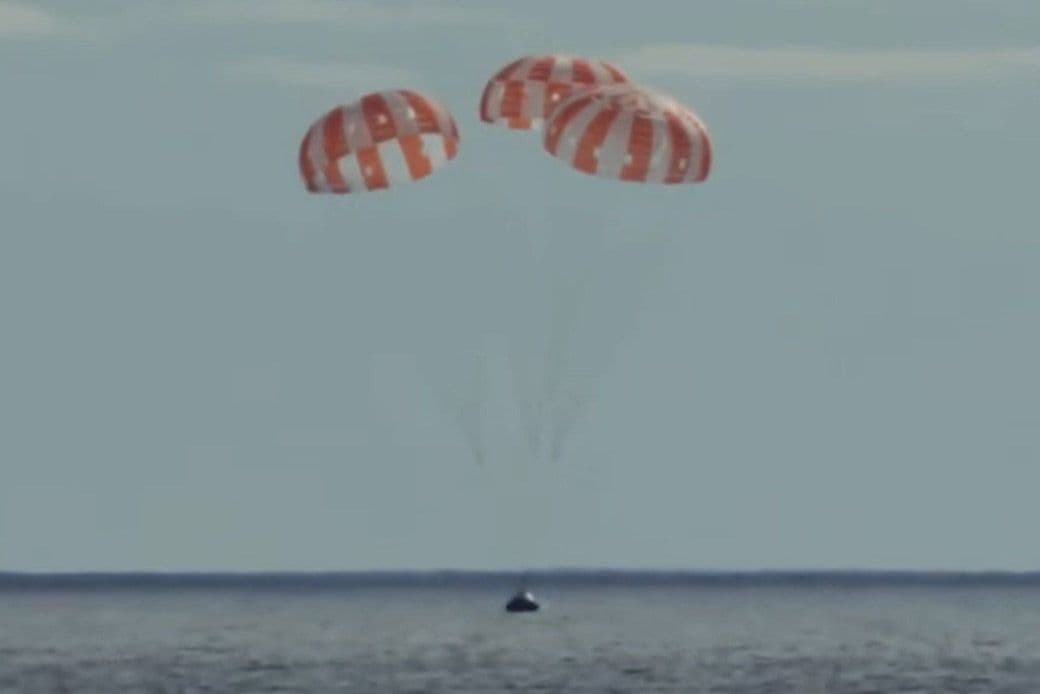 アルテミス1号ミッションを終え着水するオリオン宇宙船