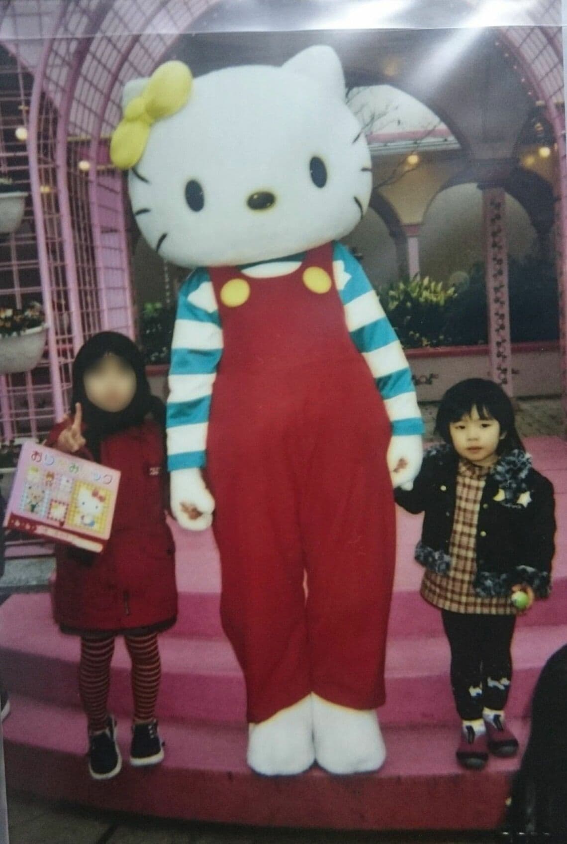 4歳ごろにハーモニーランドに行ったとき。自分の世界に入り込む子だった（写真：まいみーるさん提供）