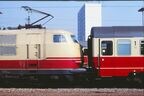 クリームと赤の塗り分けは