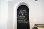 宿のドアに「appointment only」、予約必