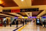 2階中央改札内コンコース。飲食店など多くのエキナカ店舗が入っており、平日の日中も人通りが多い（撮影：鼠入昌史）