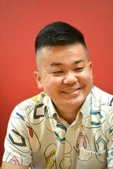 インタビュー時のニヤついた首里のすけさん（撮影：松永多佳倫）