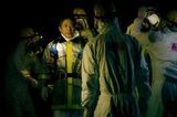 原子炉建屋内に突入した決死隊のベテラン原発運転員「古さん」を小林薫が好演（画像：Netflix）