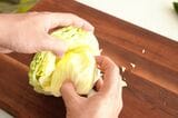 キャベツが大きい場合はさらに3つくらいに分けてもいいでしょう