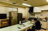 冷蔵庫やキッチンの備えられた休憩室。駅員たちは思い思いの休み時間を過ごす（撮影：鼠入昌史）
