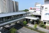 反対側はエコール・いずみ北館やコープ和泉中央店へ（記者撮影）