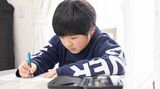 勉強する男の子