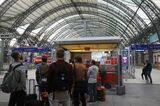 ドレスデン中央駅のインフォメーションは乗り継ぎ列車を尋ねる人で長蛇の列（筆者撮影）