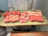 コースのスタート前、色鮮やかな生の状態で当日の銘柄豚のラインナップが披露される（筆者撮影）