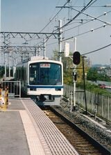 登場時の試運転。行き先表示器は幕式で「試運転」の表示だ（写真：南海電気鉄道）