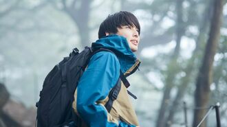 登山をする男性