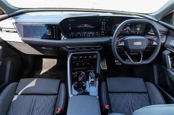 SQ5スポーツバックの運転席まわり