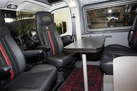 1列目シートを回転させたダイネットの様子