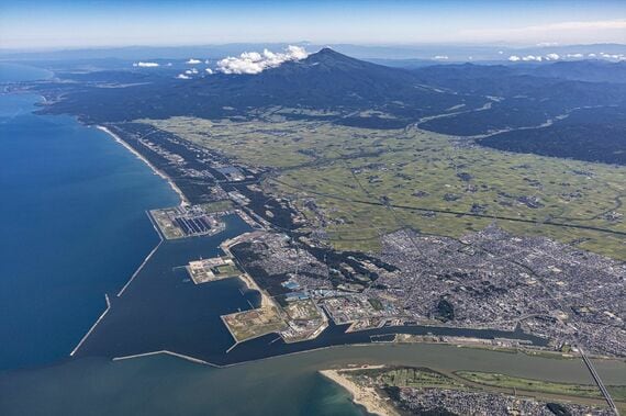 酒田港周辺の地形がよく分かる航空写真。鳥海山の麓に緑豊かな庄内平野が広がる（写真：山形県）