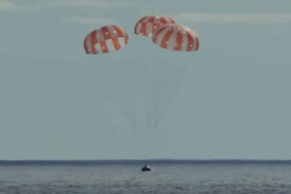 アルテミス1号ミッションを終え着水するオリオン宇宙船