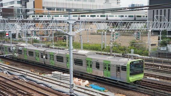 JR田町駅付近を走る山手線