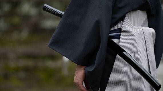 刀を差す侍