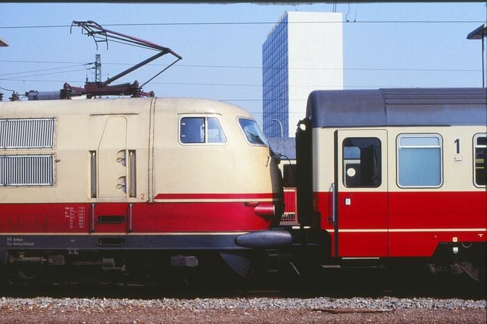 クリームと赤の塗り分けは