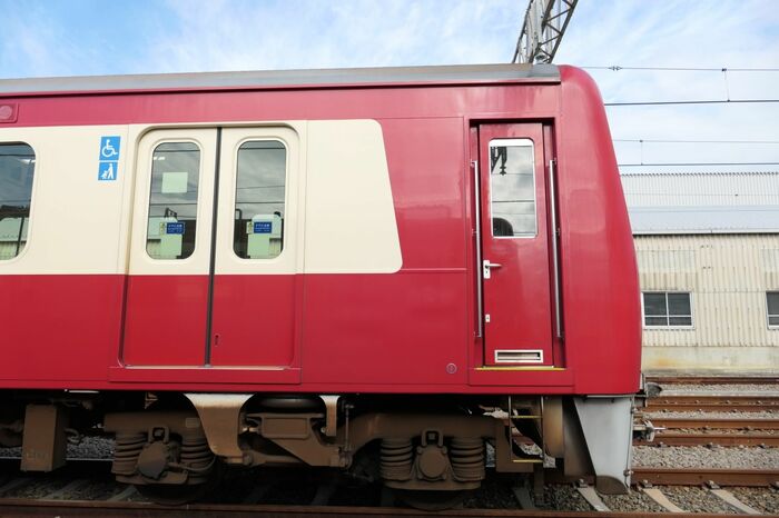 19次車の先頭部側面。乗務員室後方に