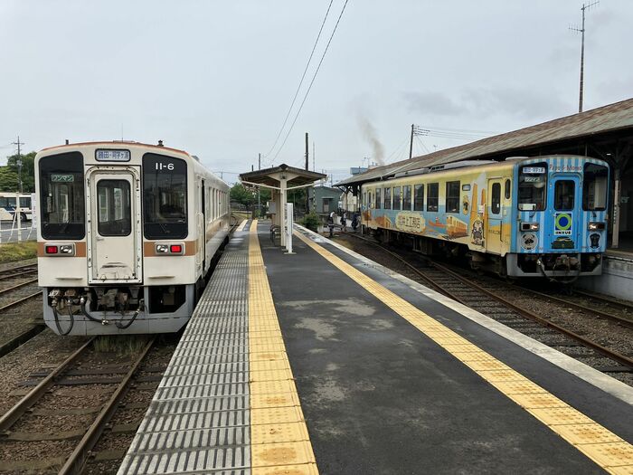 那珂湊駅で離合する気動車