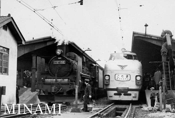 C57形蒸気機関車と並んだ「こだま」
