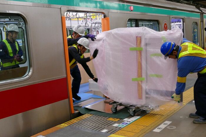 慎重にホームドアを運び出す