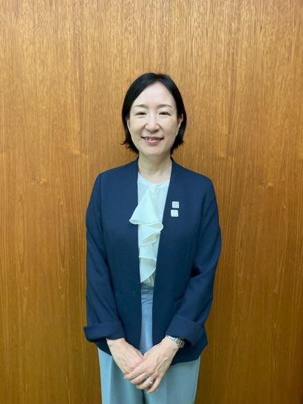 江東区長の大久保朋果氏。かつて教育実習で婦人参政権運動にかかわっていた祖母の体験を生徒に話したところ、反響の大きさに驚いた。以来、女性が女性が自分らしく活躍できる社会にするため「自分は何ができるか」と考えてきたという（写真：筆者撮影）