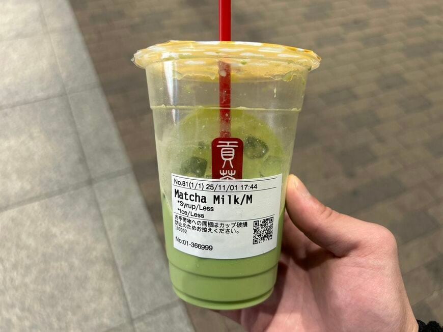 『抹茶 ミルクティー（アイスMサイズで税込590円）』（筆者撮影）