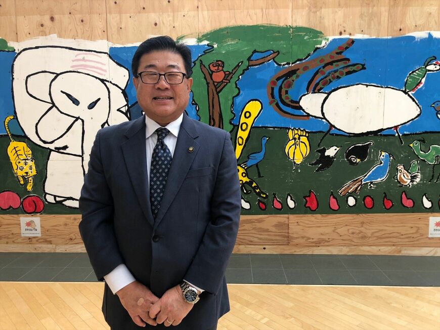 2022年に就任した広田一恭市長。エリア20を含めたグリースローモビリティの導入に積極的な姿勢を示す。鳥取二十世紀梨記念館「なしっこ館」にて（筆者撮影）