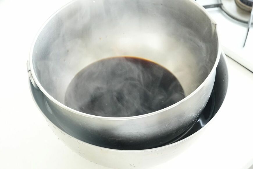 ボウルの底を氷水に当てて、急冷します。急冷することで香り成分の揮発が抑えられ、格段に香り高い味わいになります