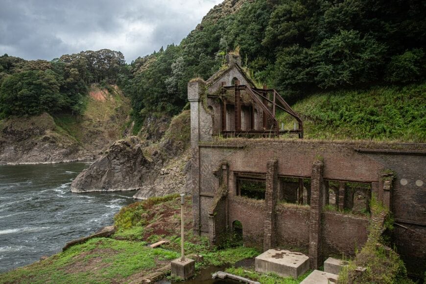 8月の曽木発電所遺構。普段はダム湖に沈んでいるが、5月～10月の渇水期には水位が下がって姿を現す（写真：筆者撮影）