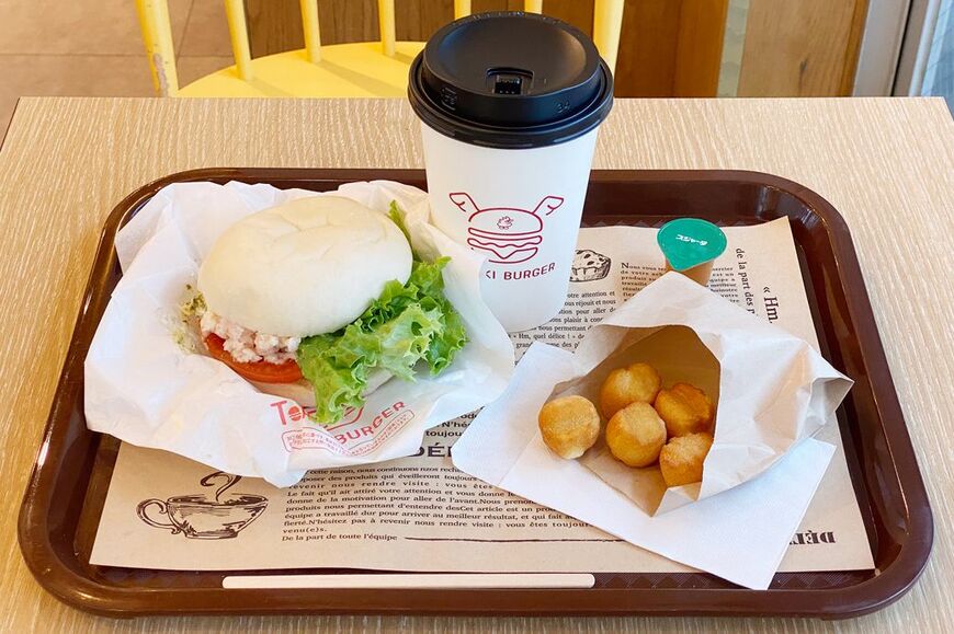 トリキバーガーのモーニング、サラダチキン〜バジル〜にニョッキボール、ホットコーヒーのMがセットになって500円（筆者撮影）