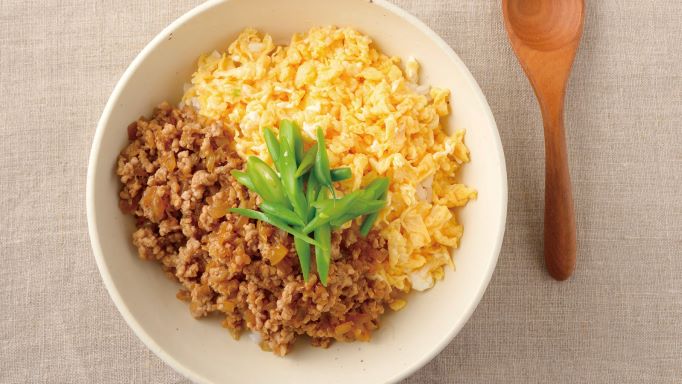安部氏が開発した「魔法の調味料」さえ用意すれば、簡単に15分で作れる「おかわり必至の節約丼 ノンストップ鶏そぼろごはん」（撮影：佳川奈央）