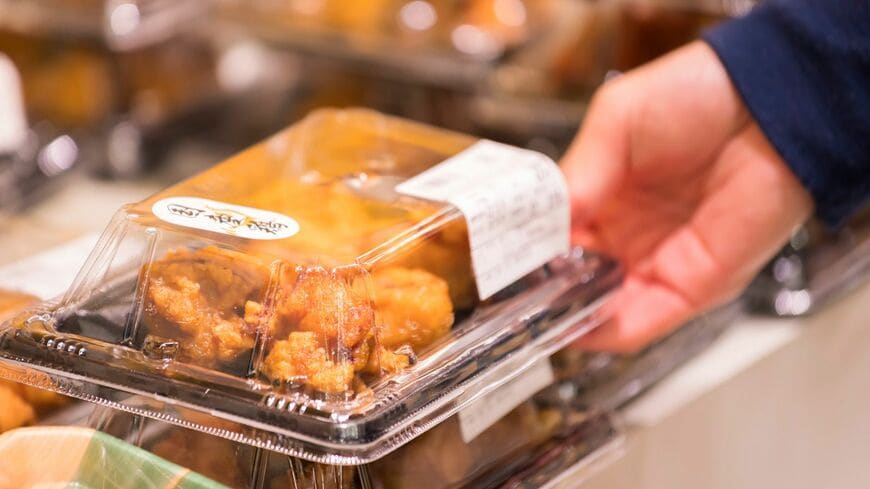 惣菜市場はコロナ禍による特殊要因を除き、右肩上がりで拡大している（写真：sasaki106／PIXTA）